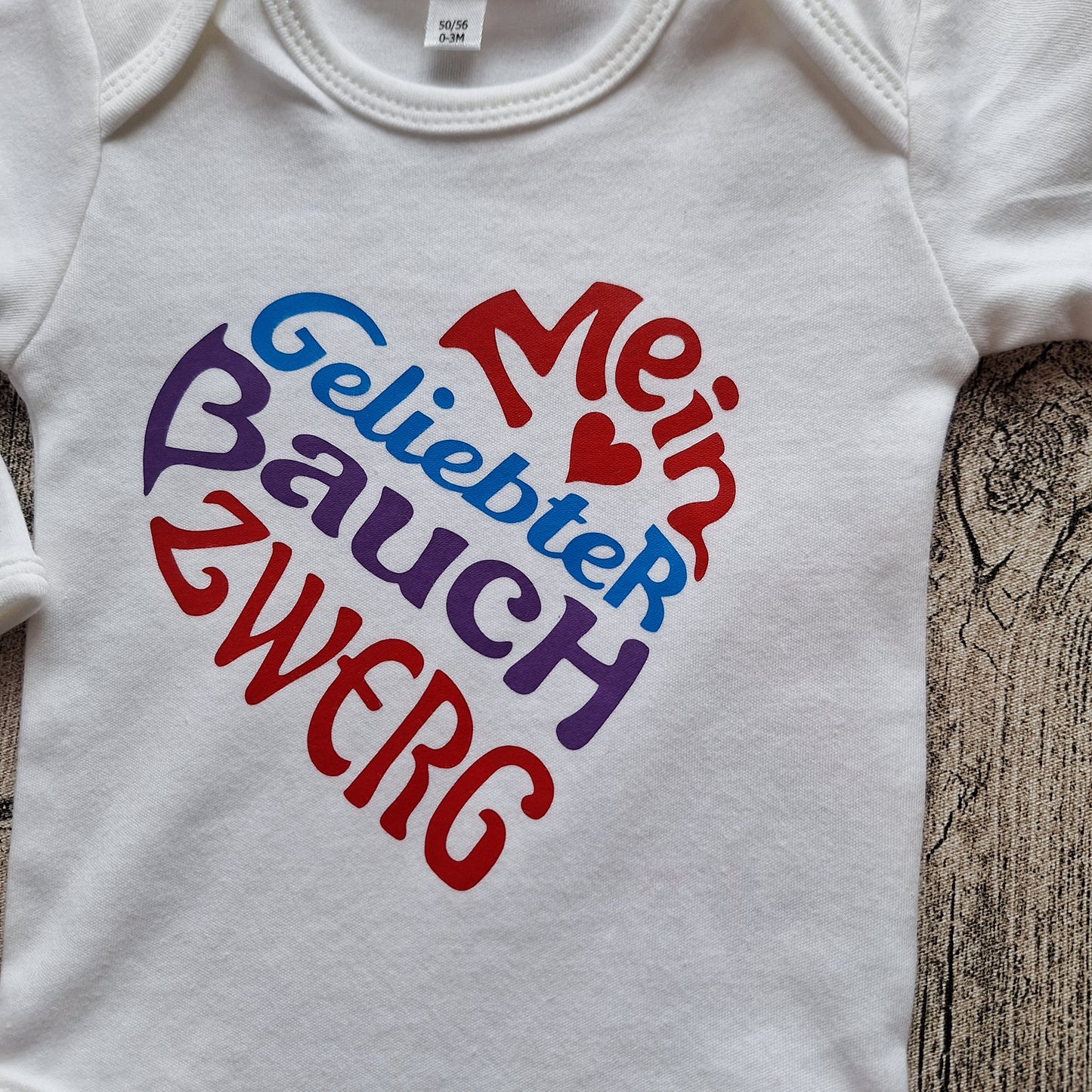 Bedruckter Baby-Body „Mein geliebter Bauchzwerg“ – Größe 50/56 👶💛