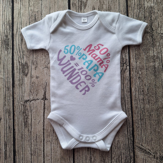 Babybody – "50 % Mama, 50 % Papa = 100 % Wunder" 💕